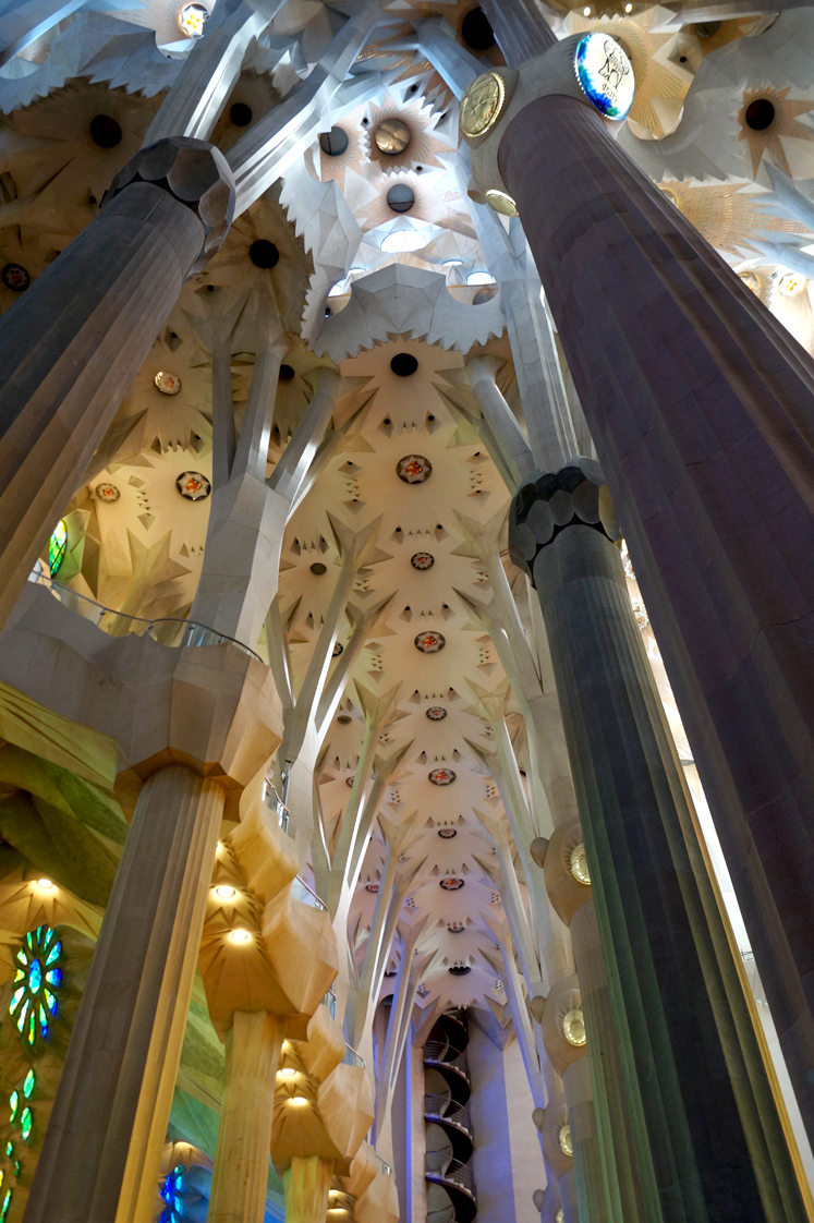 Hema_pose_ses_valises_barcelone_cityguide_sagrada_familia_5