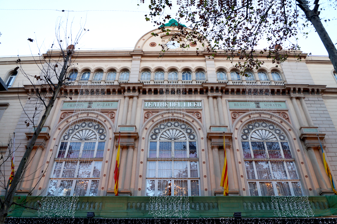 Hema_pose_ses_valises_barcelone_cityguide_teatre_del_liceu