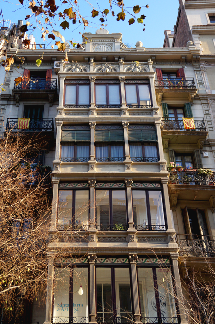 Hema_pose_ses_valises_barcelone_facade_el_born