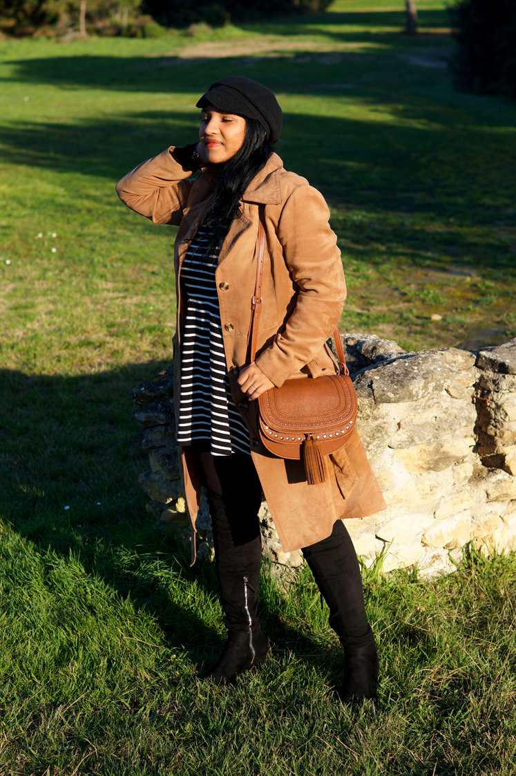 Hema_pose_ses_valises_marin_eau_douce_look_robe_mariniere_trench_suedine_4