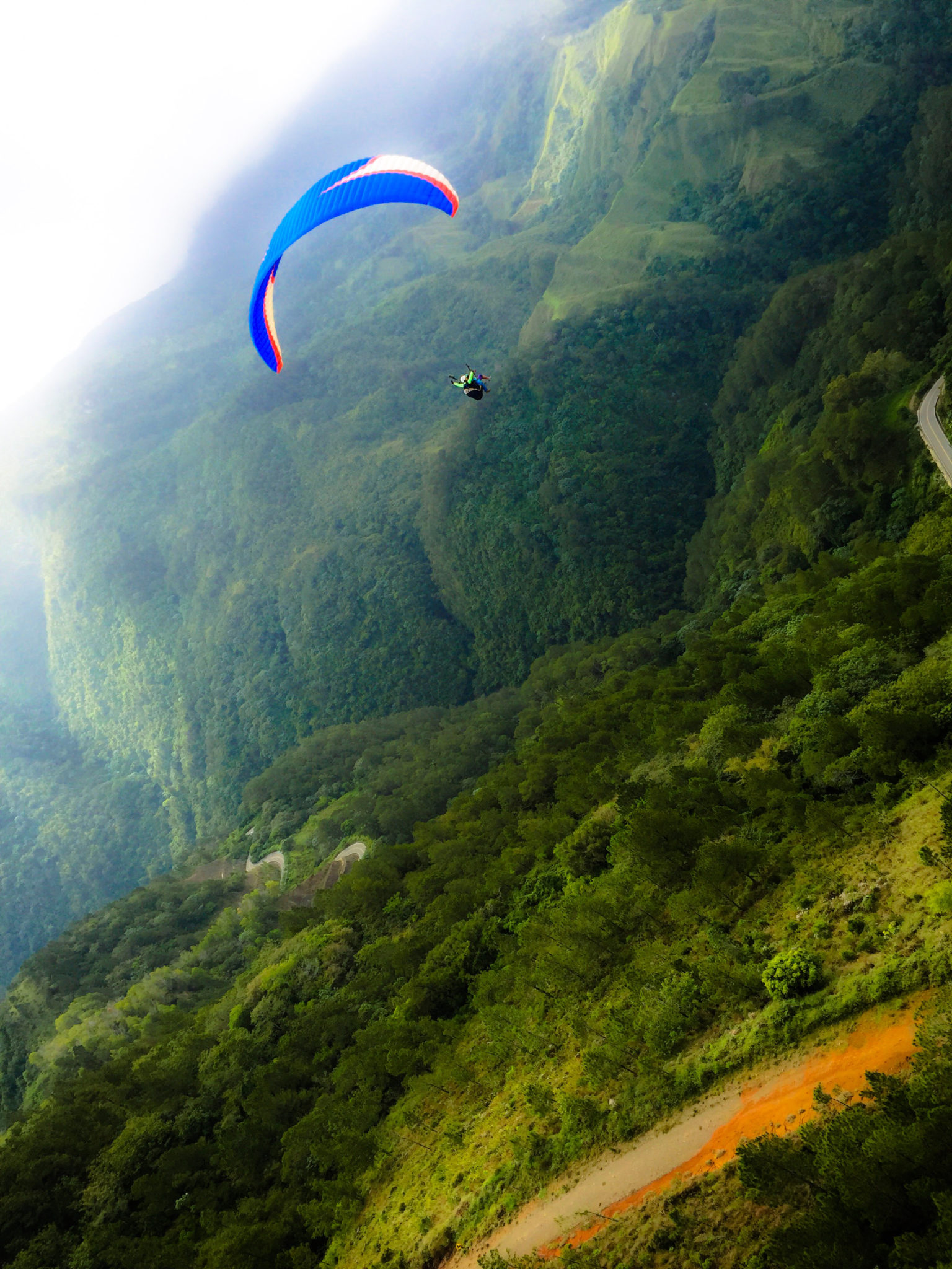 Hema_pose_ses_valises_parapente_roadtrip_republique_dominicaine_paragliding