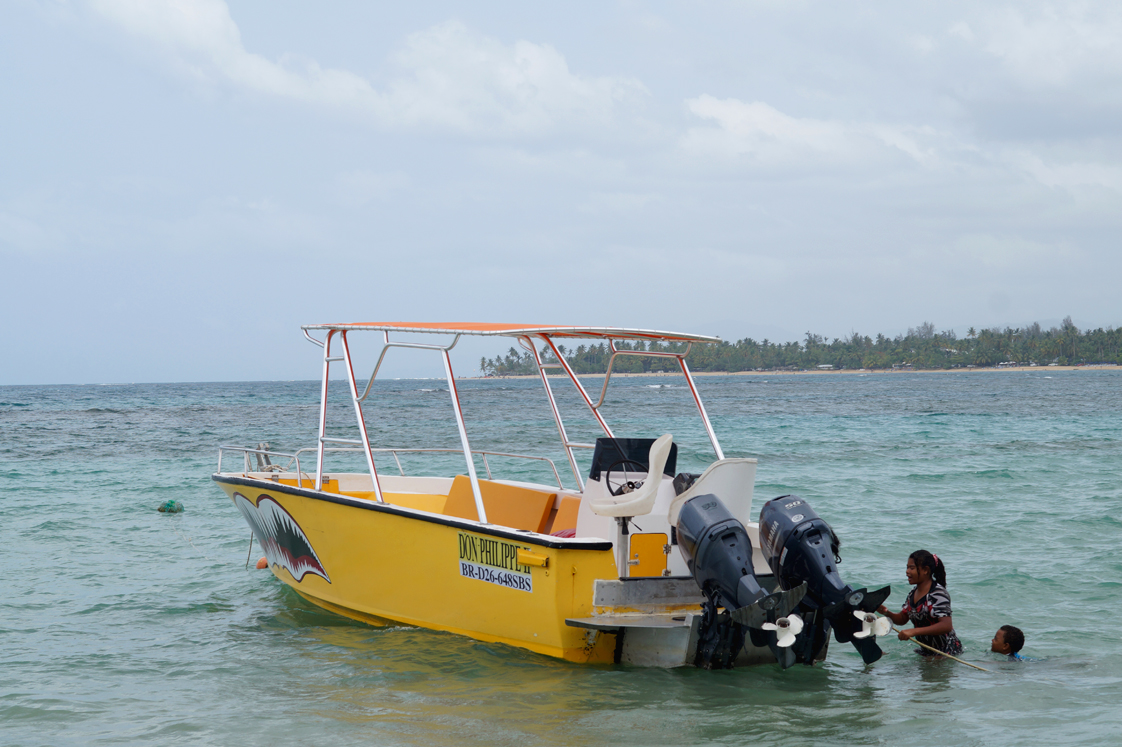 Hema_pose_ses_valises_republique_dominicaine_las_terrenas_bateau_8