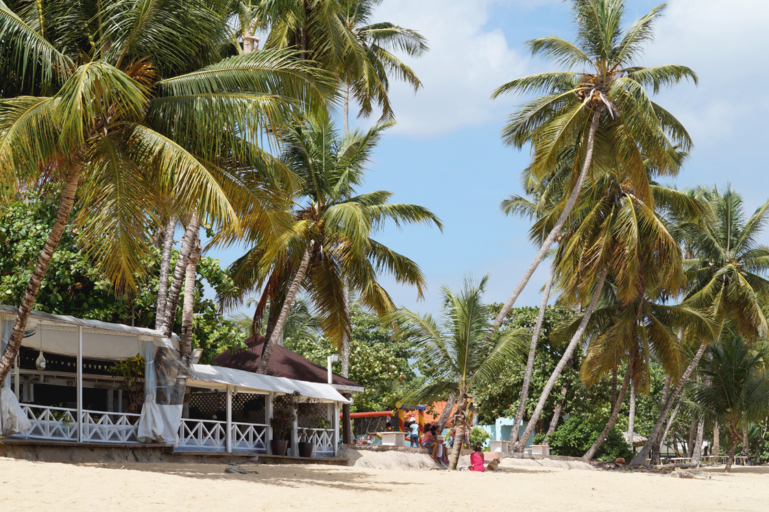 Hema_pose_ses_valises_republique_dominicaine_las_terrenas_plage_6