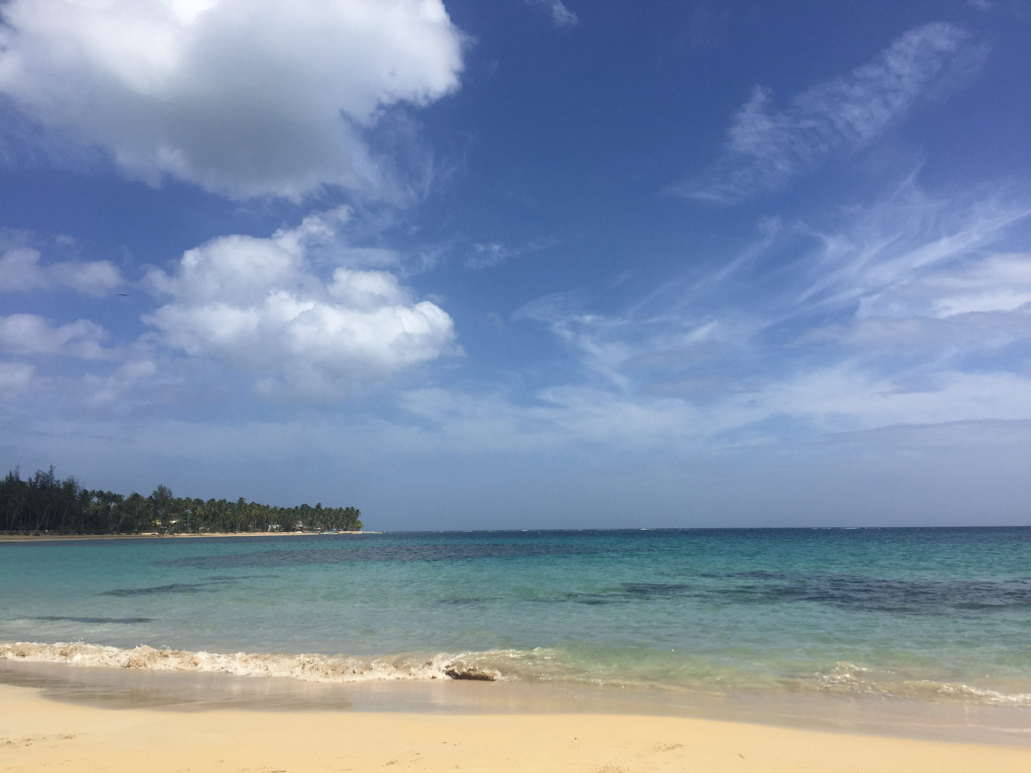 Hema_pose_ses_valises_republique_dominicaine_las_terrenas_plage_bleu_12