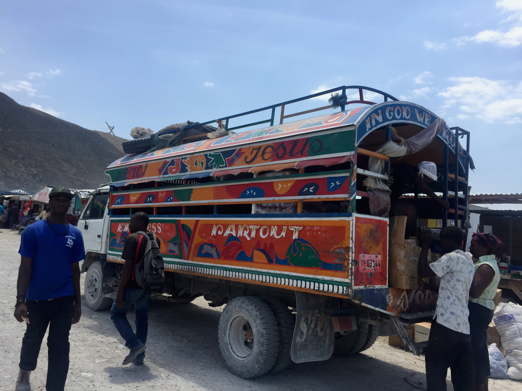 Frontiere_republique_dominicaine_haiti_no_mans_land_marche_bus