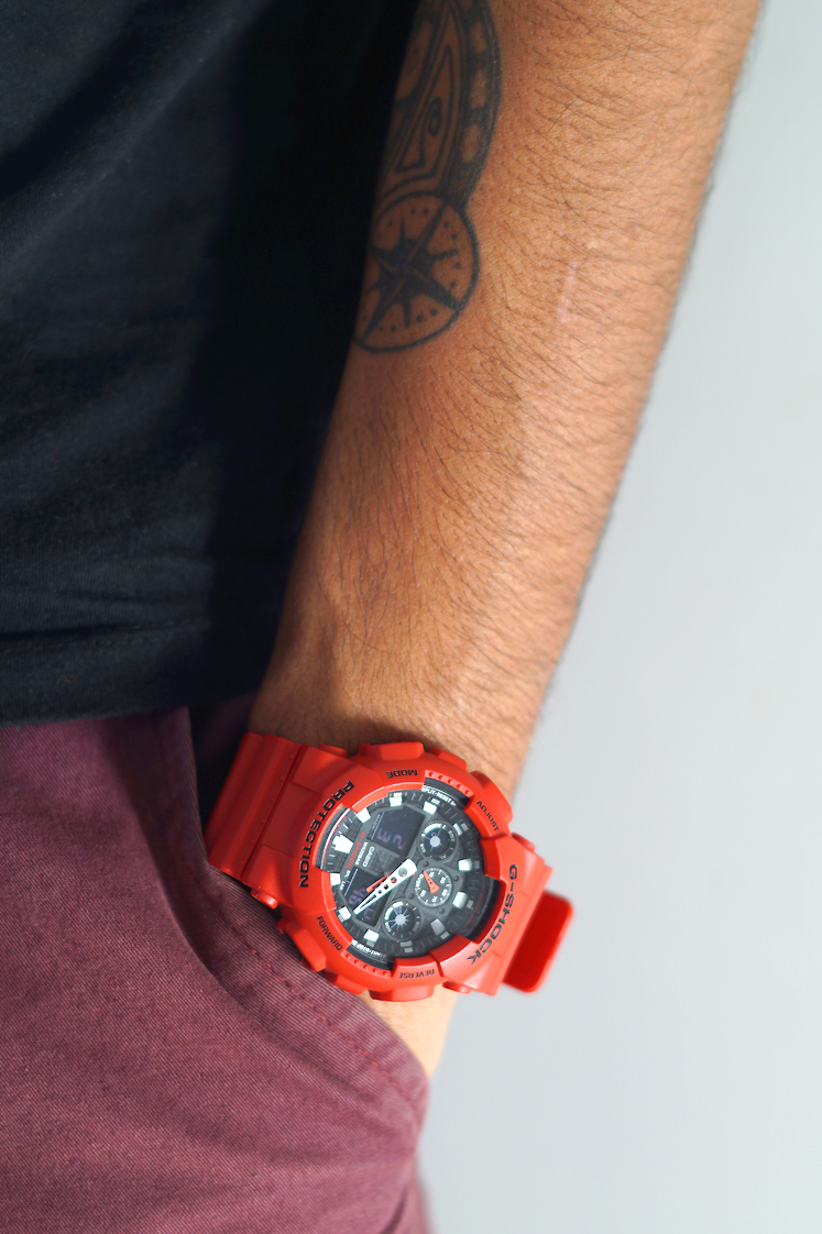 Hema_pose_ses_valises_montre_g_shock_rouge_GA-100B-4AER