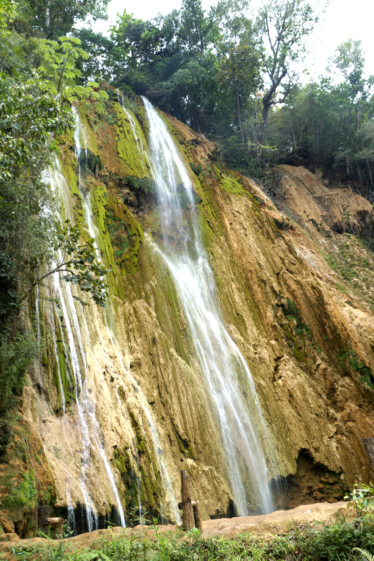 Hema_pose_ses_valises_voyage_roadtrip_trekking_limon_republique_dominicaine_cascade