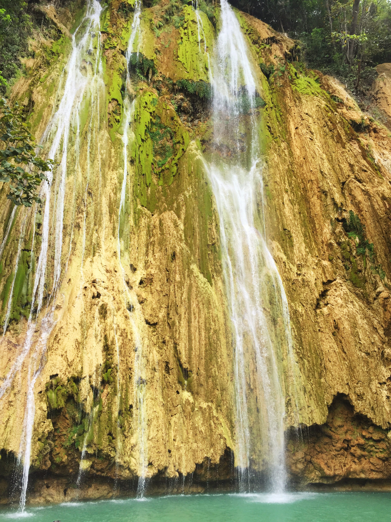 Hema_pose_ses_valises_voyage_roadtrip_trekking_limon_republique_dominicaine_cascade_chute_eau