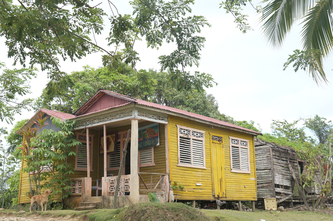 Hema_pose_ses_valises_voyage_roadtrip_trekking_limon_republique_dominicaine_maison