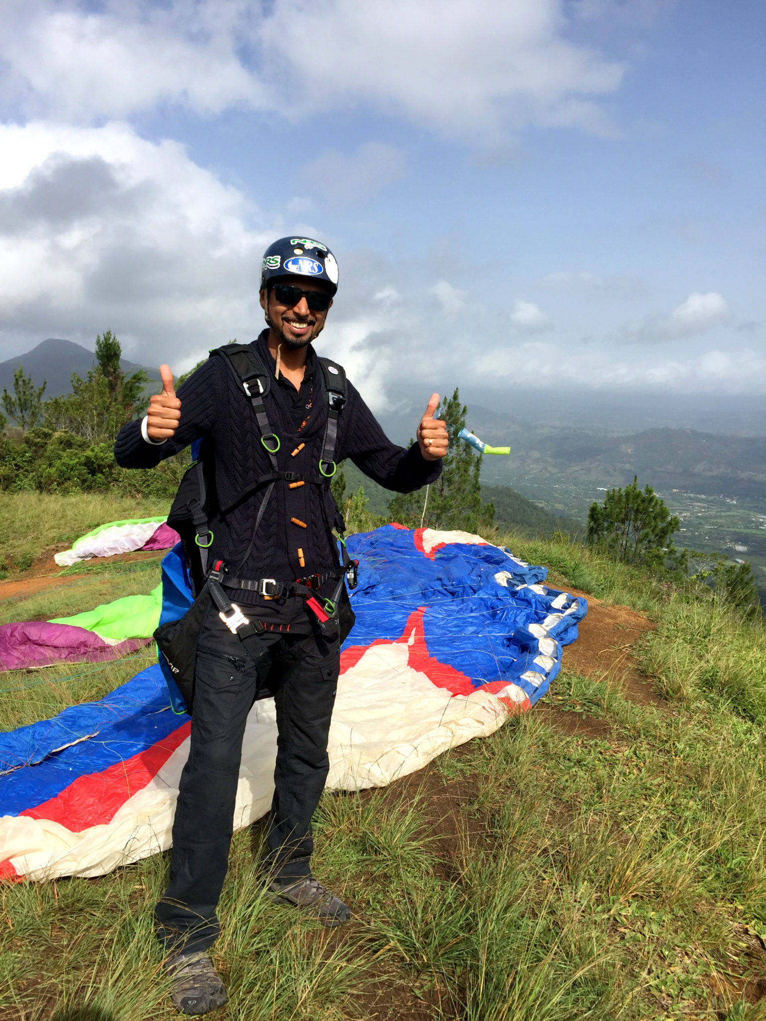 Republique_dominicaine_jarabacoa_parapente_hema_pose_ses_valises_chris