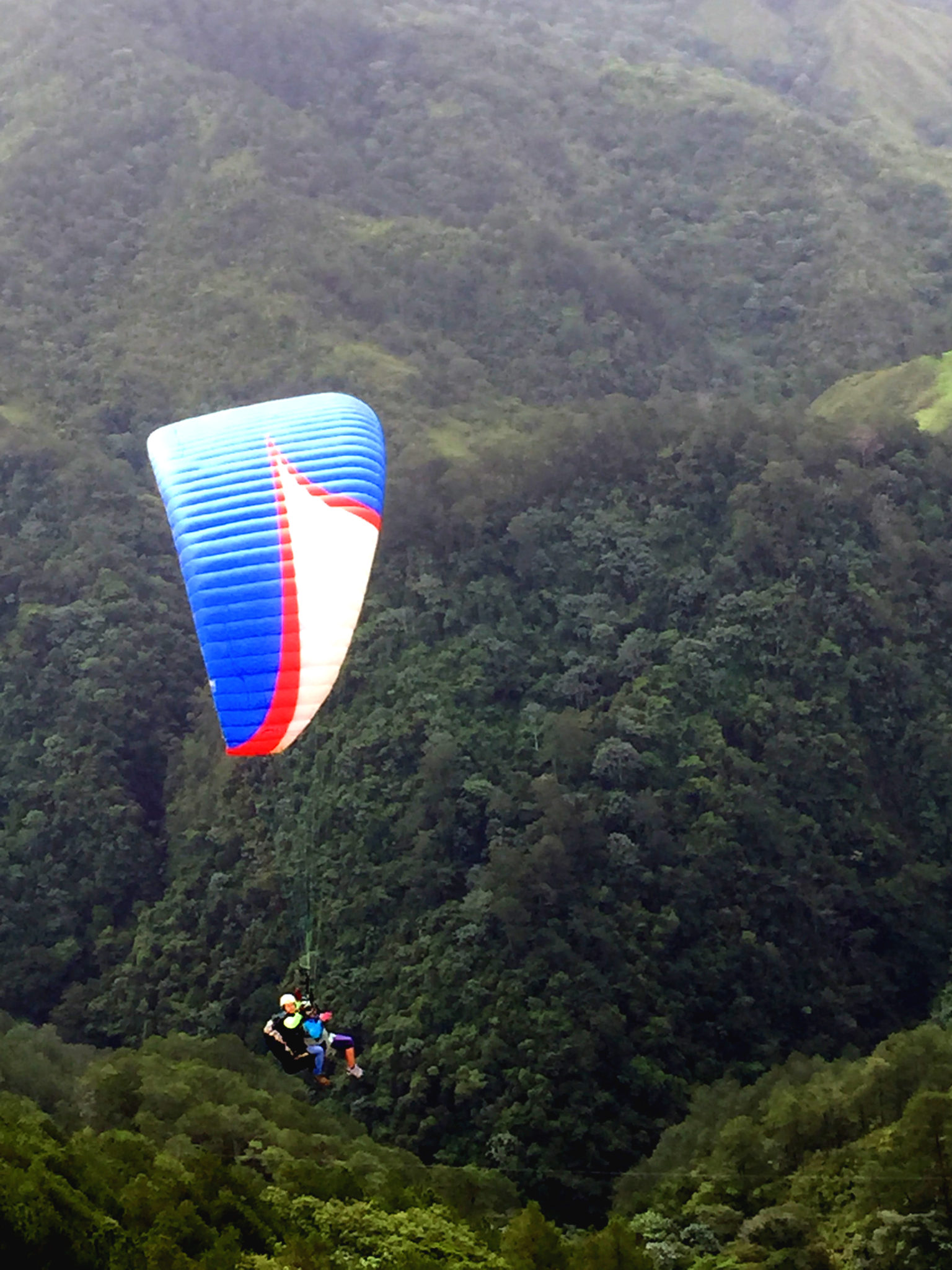 Republique_dominicaine_jarabacoa_parapente_hema_pose_ses_valises_tandem