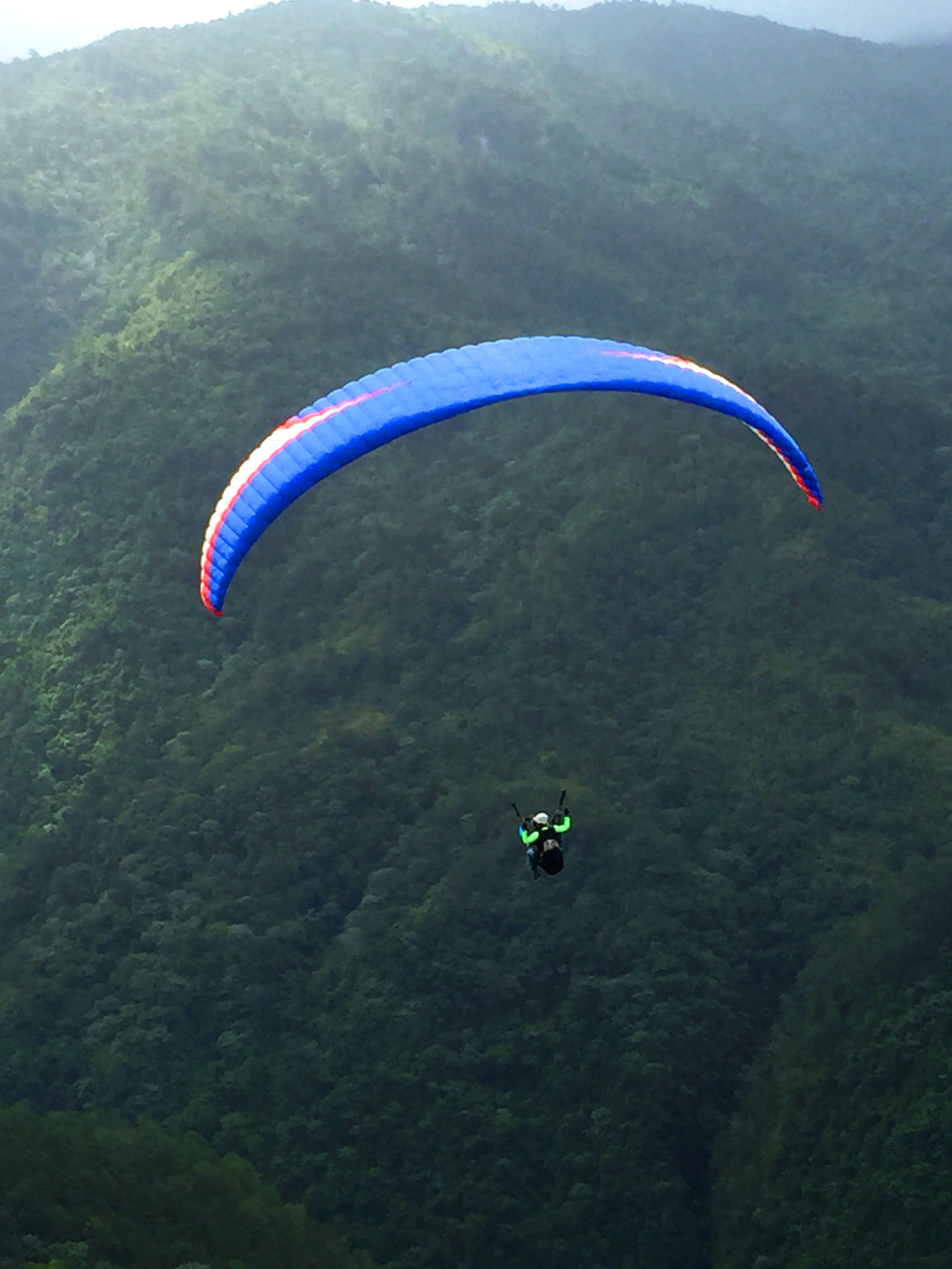 Republique_dominicaine_jarabacoa_parapente_hema_pose_ses_valises_tandem_montange