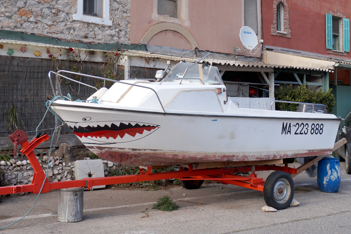 Marseille_port_callelongue_bateau_requin