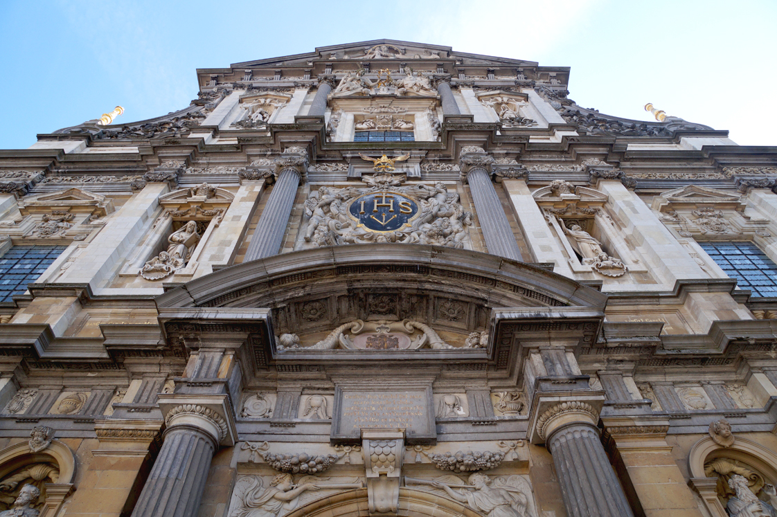 Hema_pose_ses_valises_anvers_architecture_eglise