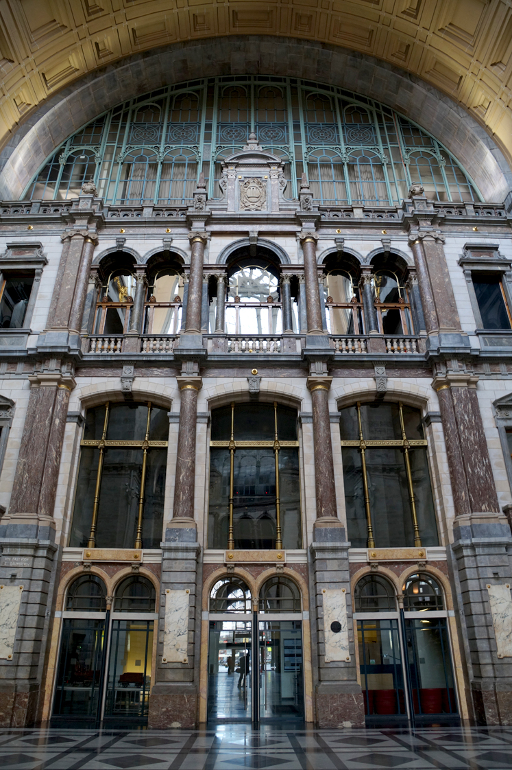 Hema_pose_ses_valises_anvers_architecture_gare