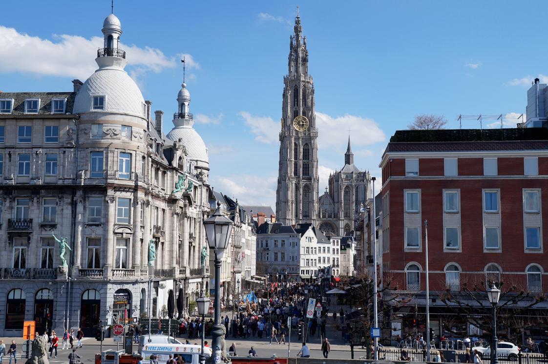 Hema_pose_ses_valises_anvers_centre-historique_ville