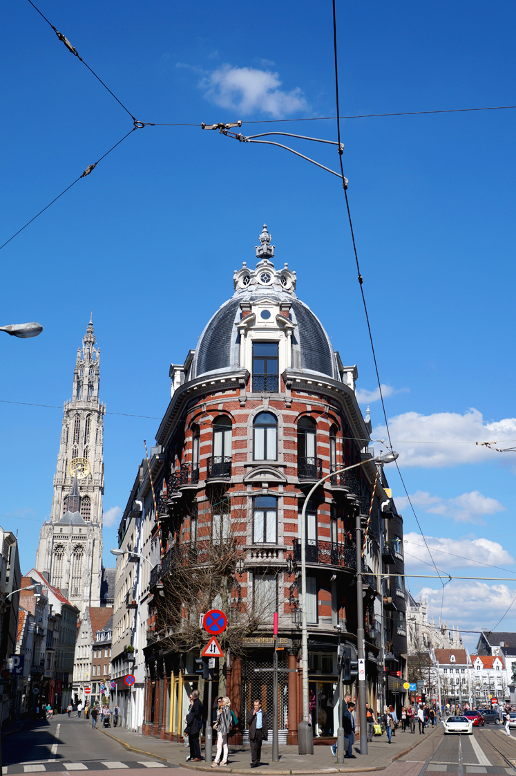 Hema_pose_ses_valises_anvers_centre-historique_ville_architecture