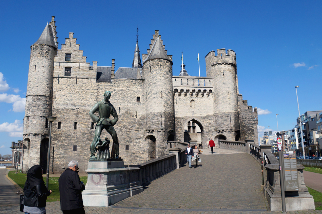 Hema_pose_ses_valises_anvers_chateau_fleuve