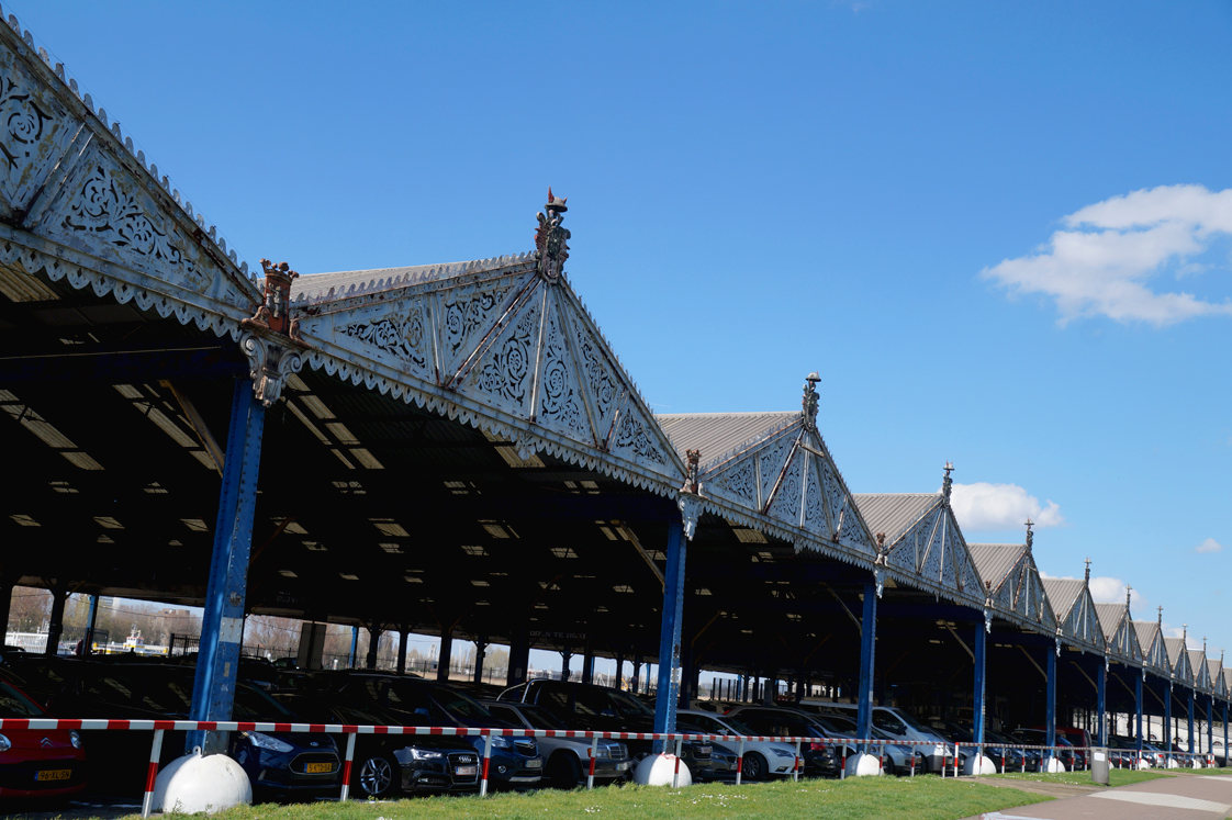 Hema_pose_ses_valises_anvers_docks_parking