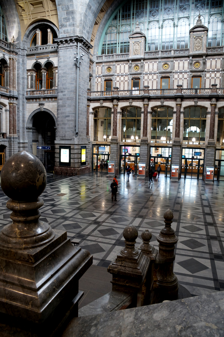 Hema_pose_ses_valises_anvers_escalier_gare