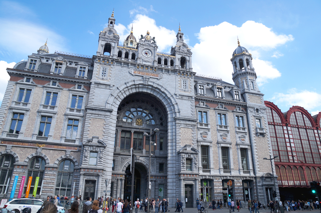 Hema_pose_ses_valises_anvers_gare_facade