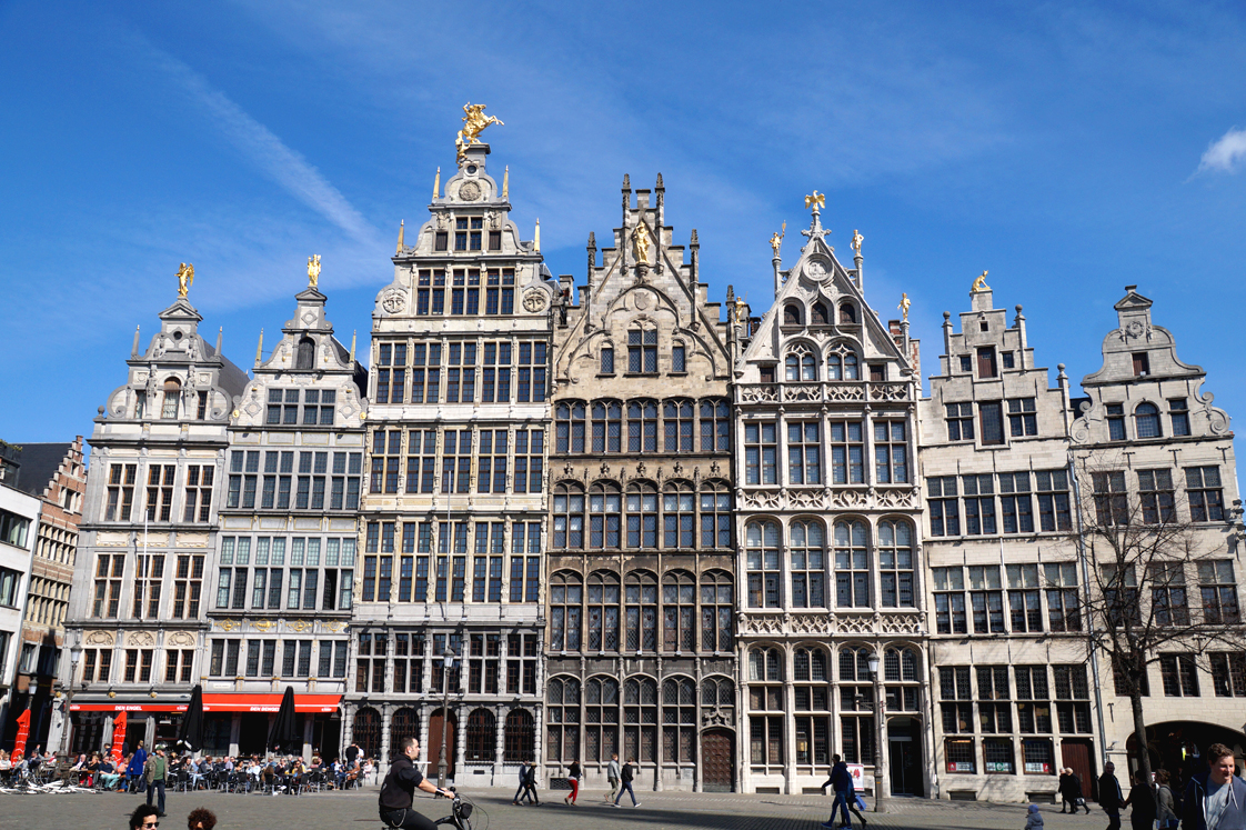 Hema_pose_ses_valises_anvers_grand_place_architecture