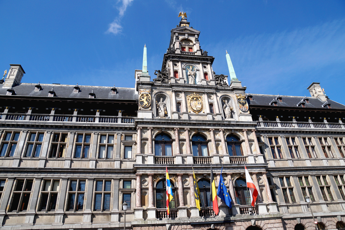 Hema_pose_ses_valises_anvers_grand_place_mairie