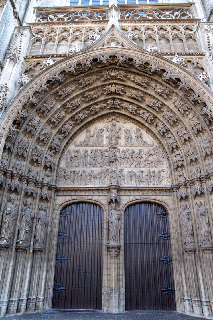 Hema_pose_ses_valises_anvers_porte_cathedrale