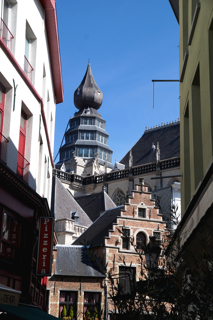 Hema_pose_ses_valises_anvers_rue_architecture