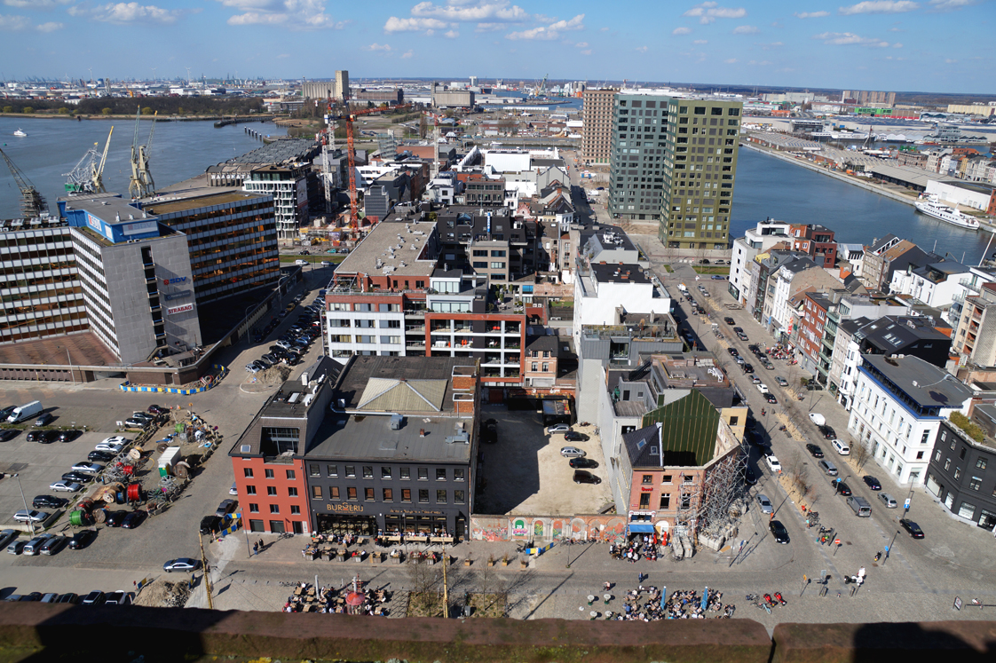 Hema_pose_ses_valises_anvers_vue_panorama_mas_musee