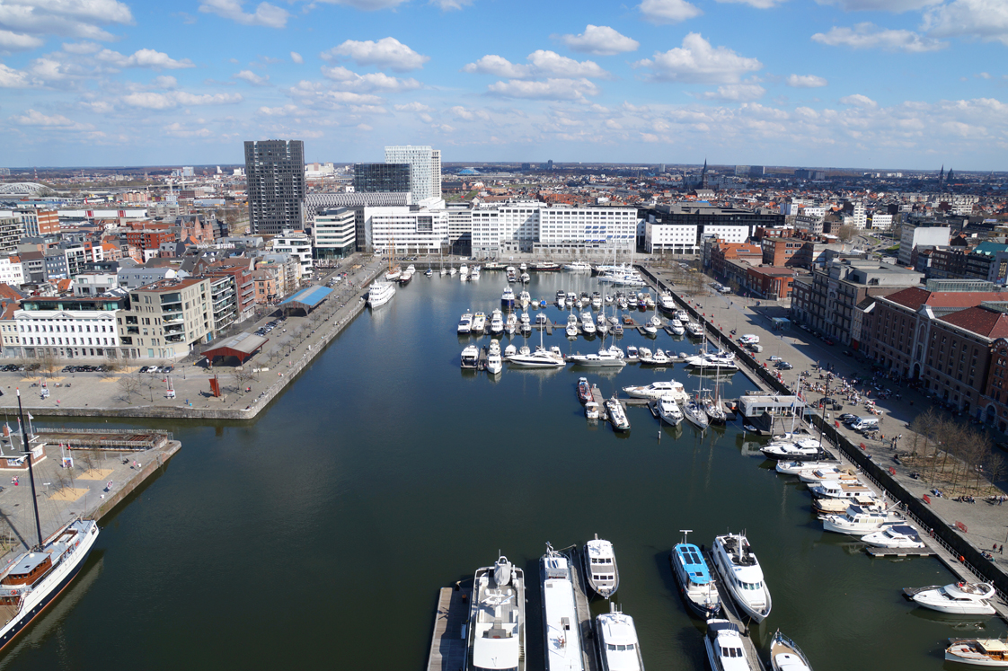 Hema_pose_ses_valises_anvers_vue_panorama_mas_musee_port