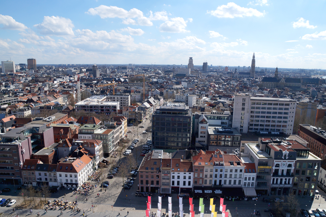 Hema_pose_ses_valises_anvers_vue_panorama_mas_musee_ville