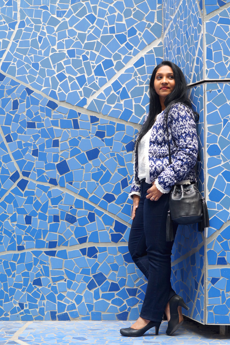 Hema_pose_ses_valises_blue_on_blue_look_blog_mode_docks_marseille_patio_4