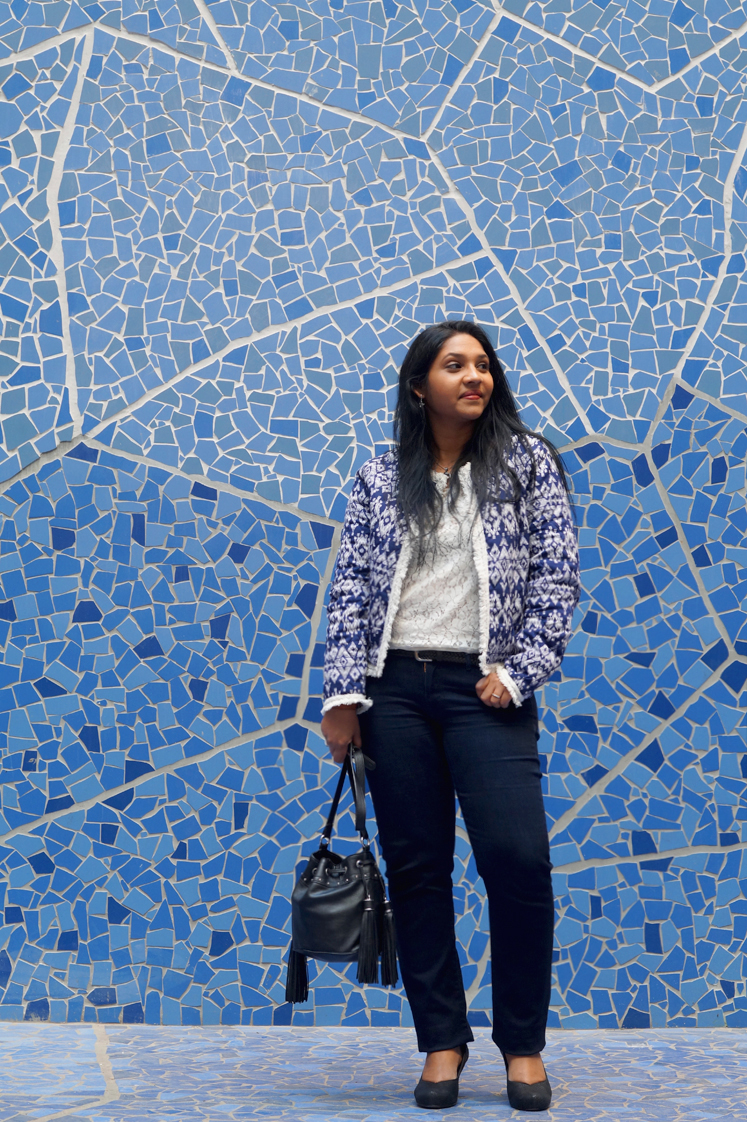 Hema_pose_ses_valises_blue_on_blue_look_blog_mode_docks_marseille_veste_boho_2