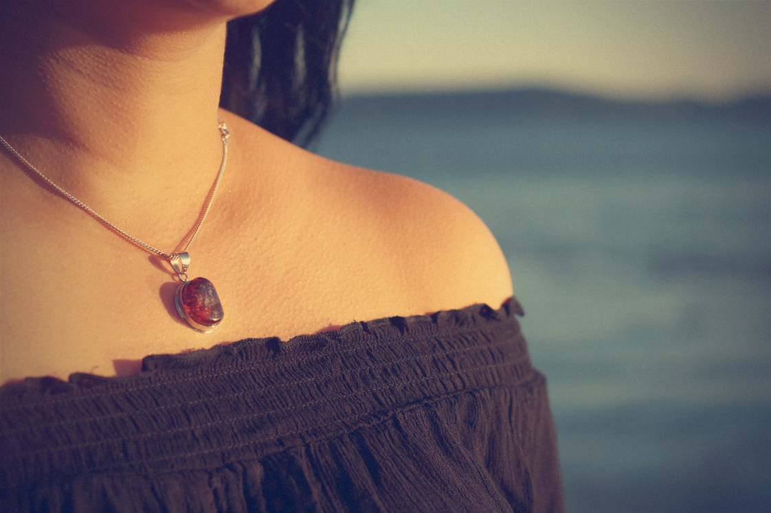 Hema_pose_ses_valises_la_petite_camargue_bardot_collier_ambre