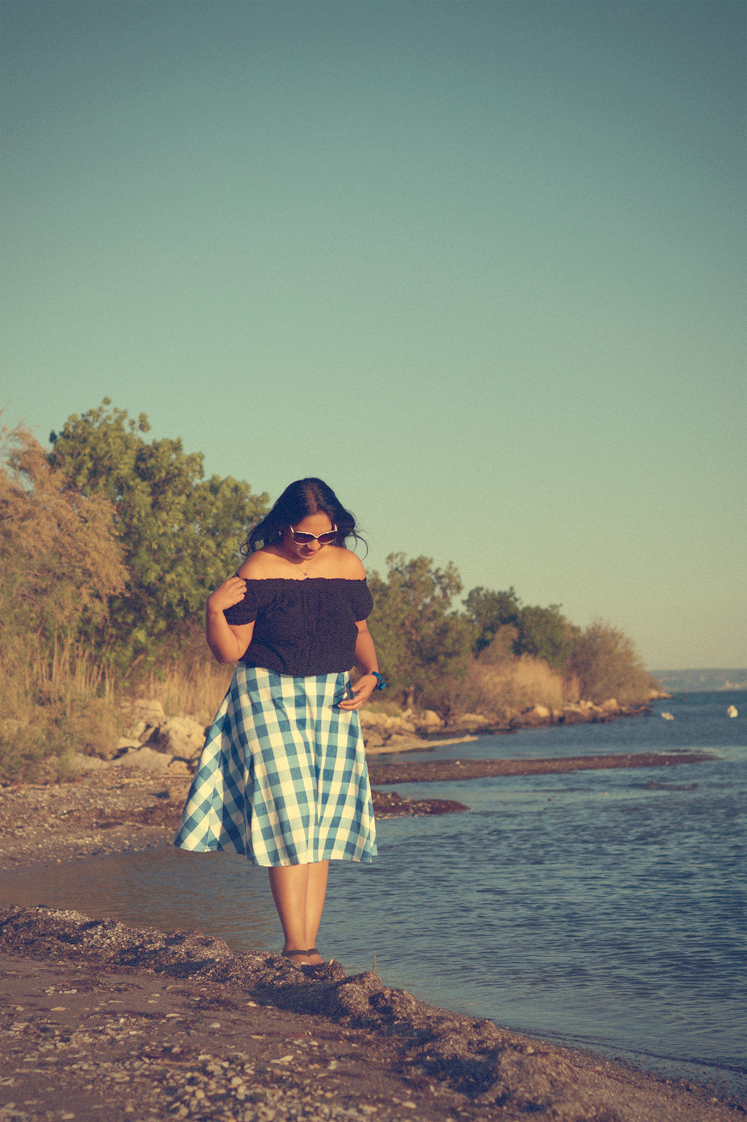 Hema_pose_ses_valises_la_petite_camargue_bardot_jupe_vichy