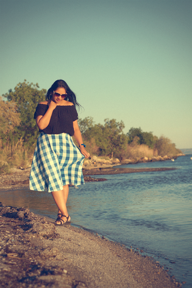 Hema_pose_ses_valises_la_petite_camargue_bardot_jupe_vichy_etang_berre