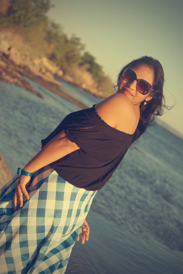 Hema_pose_ses_valises_la_petite_camargue_bardot_jupe_vichy_lunettes_vintage