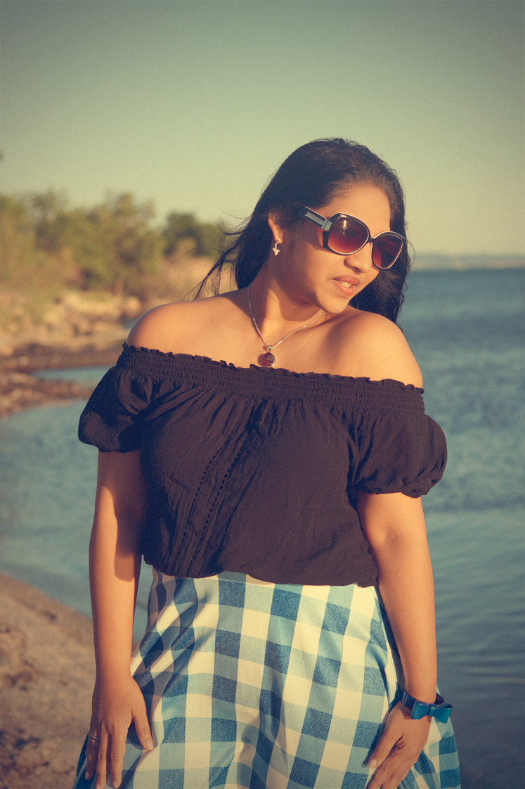 Hema_pose_ses_valises_la_petite_camargue_bardot_jupe_vichy_top_epaule