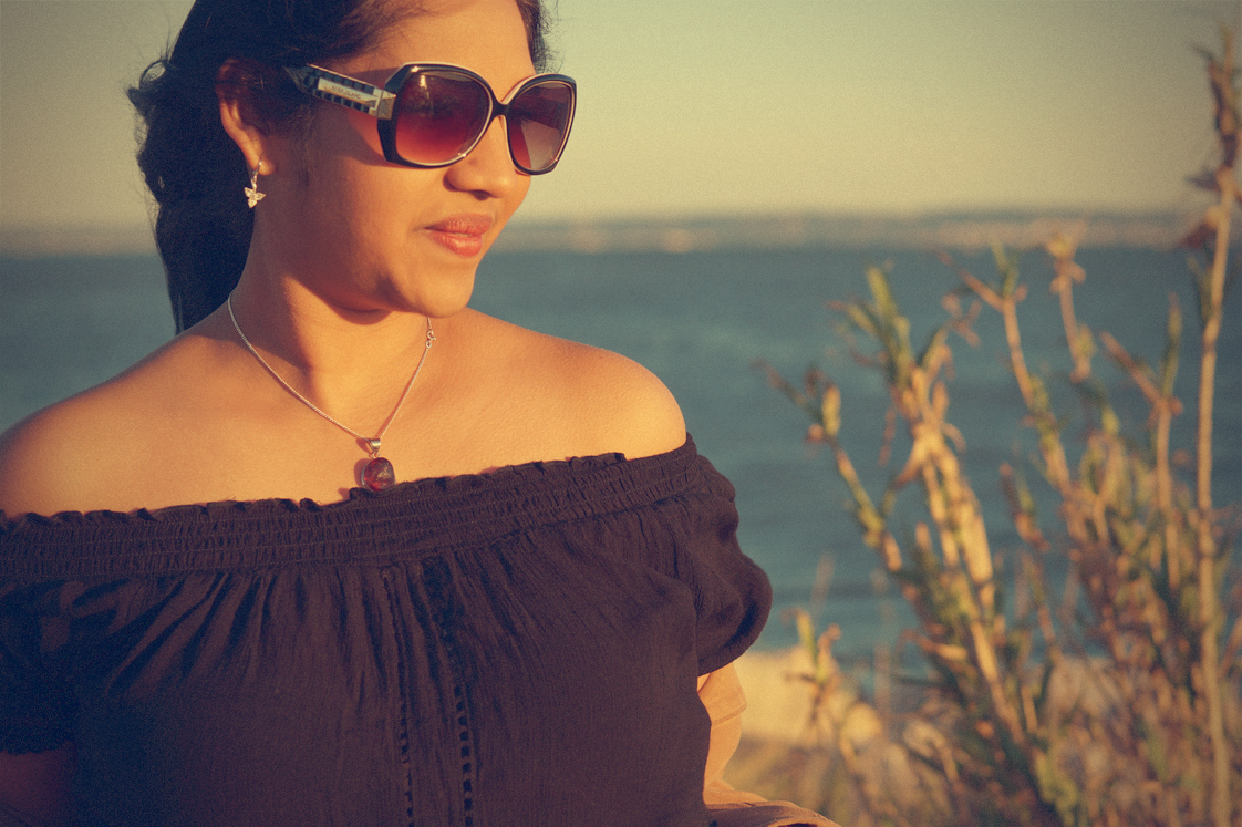 Hema_pose_ses_valises_la_petite_camargue_bardot_lunettes_vintage