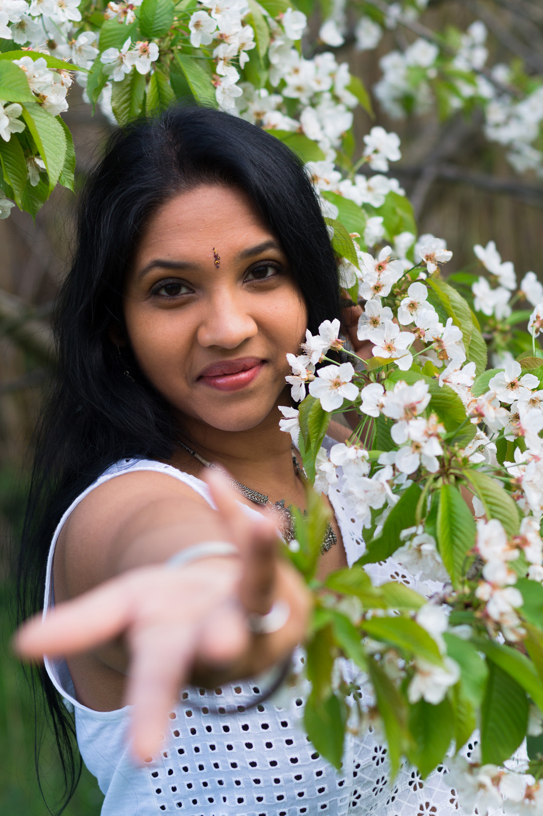 Hema_pose_ses_valises_sakura_fashion_indian_cherry_blossom_12