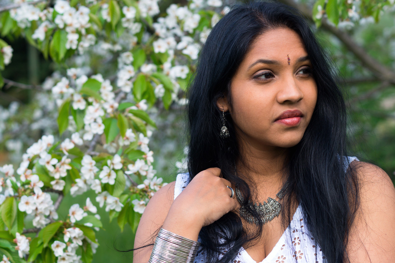 Hema_pose_ses_valises_sakura_look_fashion_indian_cherry_blossom_10