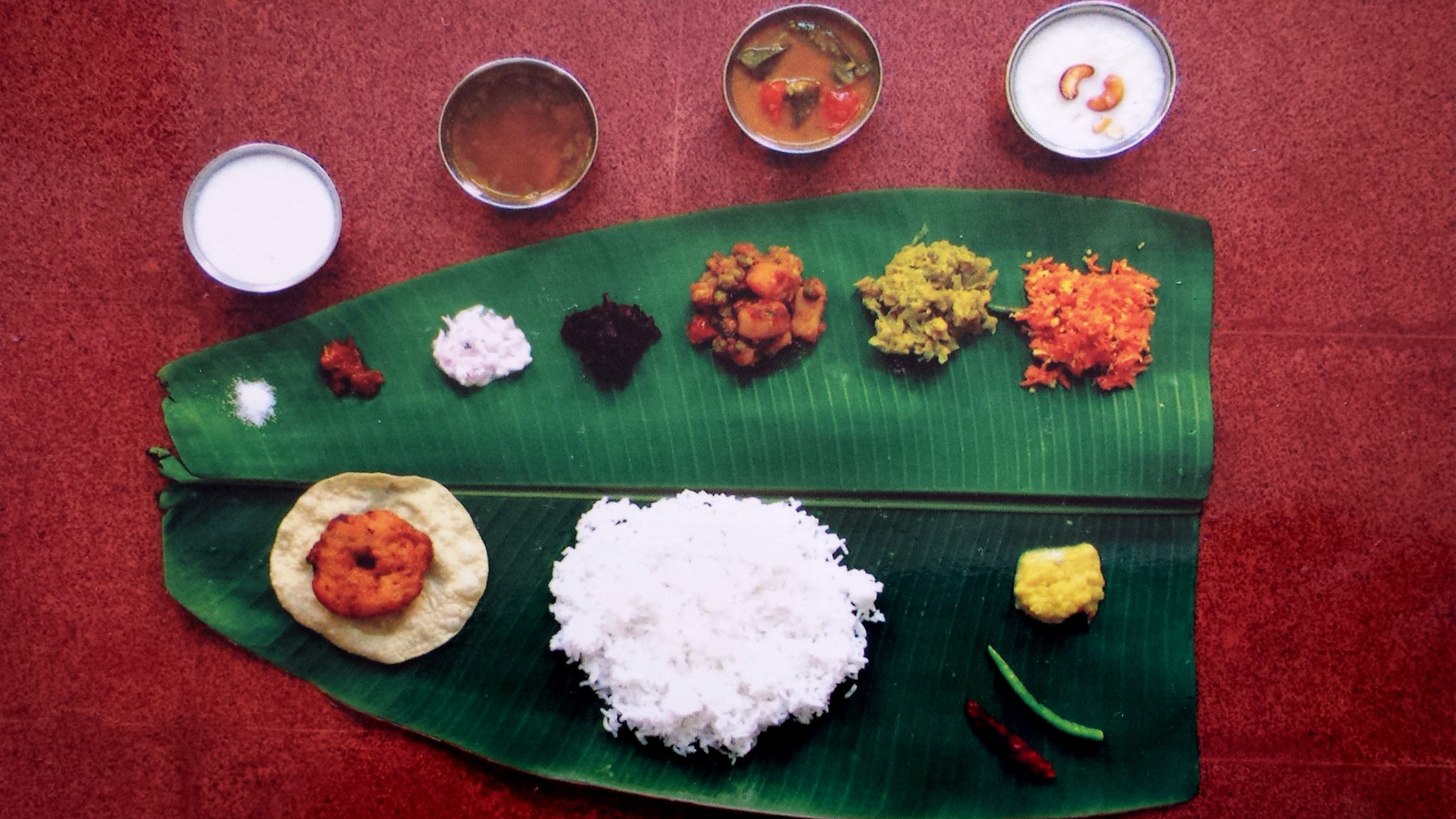 Hema_pose_ses_valises_thali_repas_typique_inde