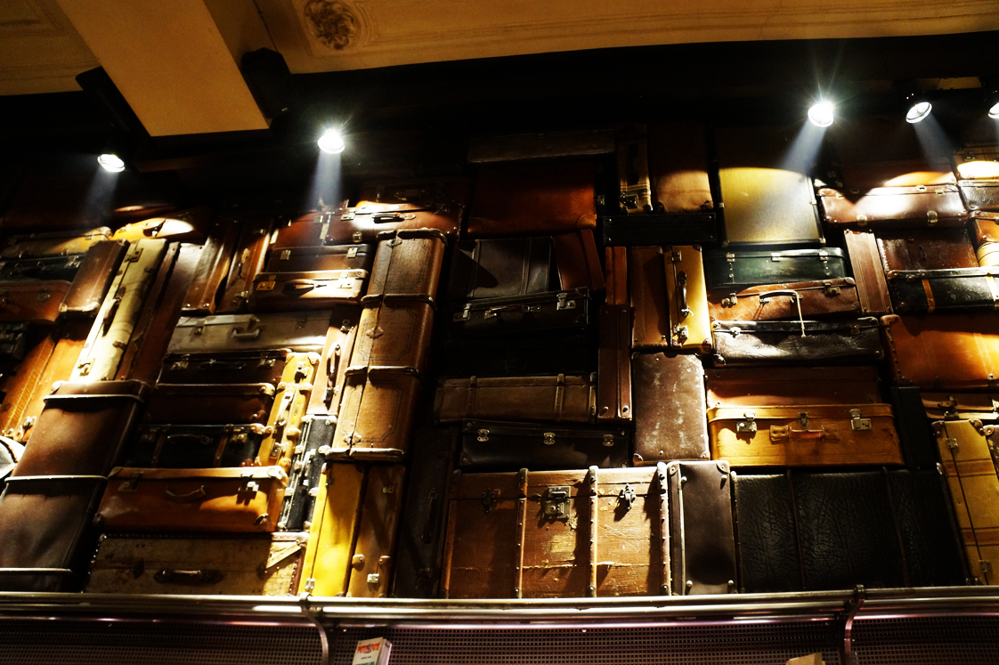 Hema_Bruxelles_bonnes_adresses_restaurant_cercle_des_voyageurs_mur_valises
