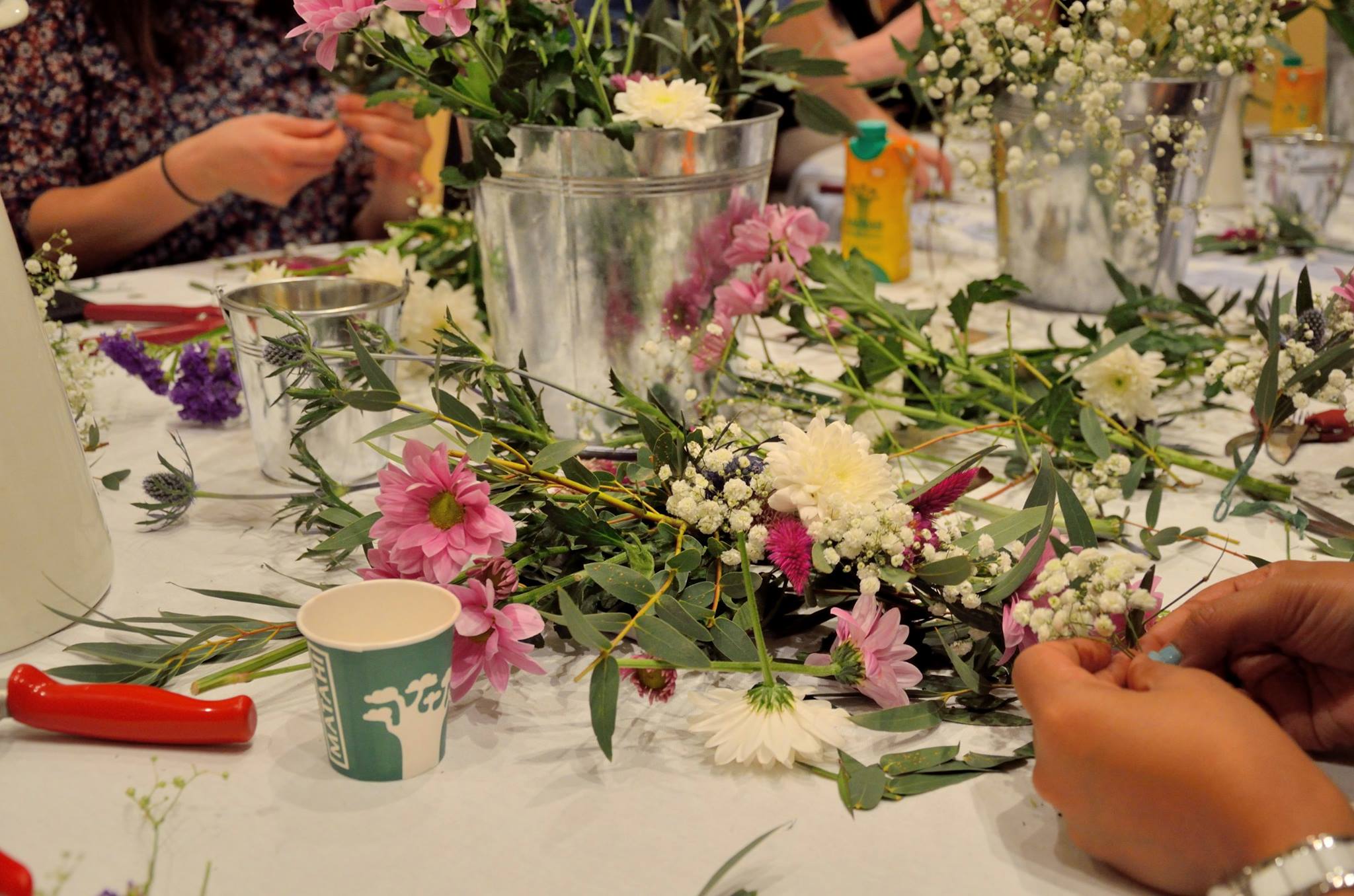 Weleda_bioty_tour_composition_florale_hema_pose_ses_valises