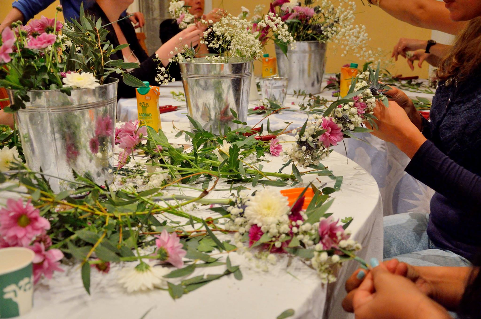 Weleda_bioty_tour_marseille_composition_florale_hema_pose_ses_valises