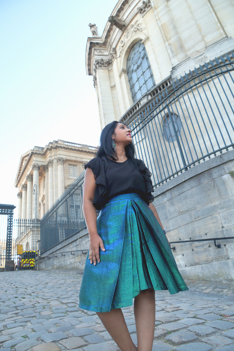 Hema_pose_ses_valises_versailles_look_blog_mode_sirene_holographique_jupe_plissee