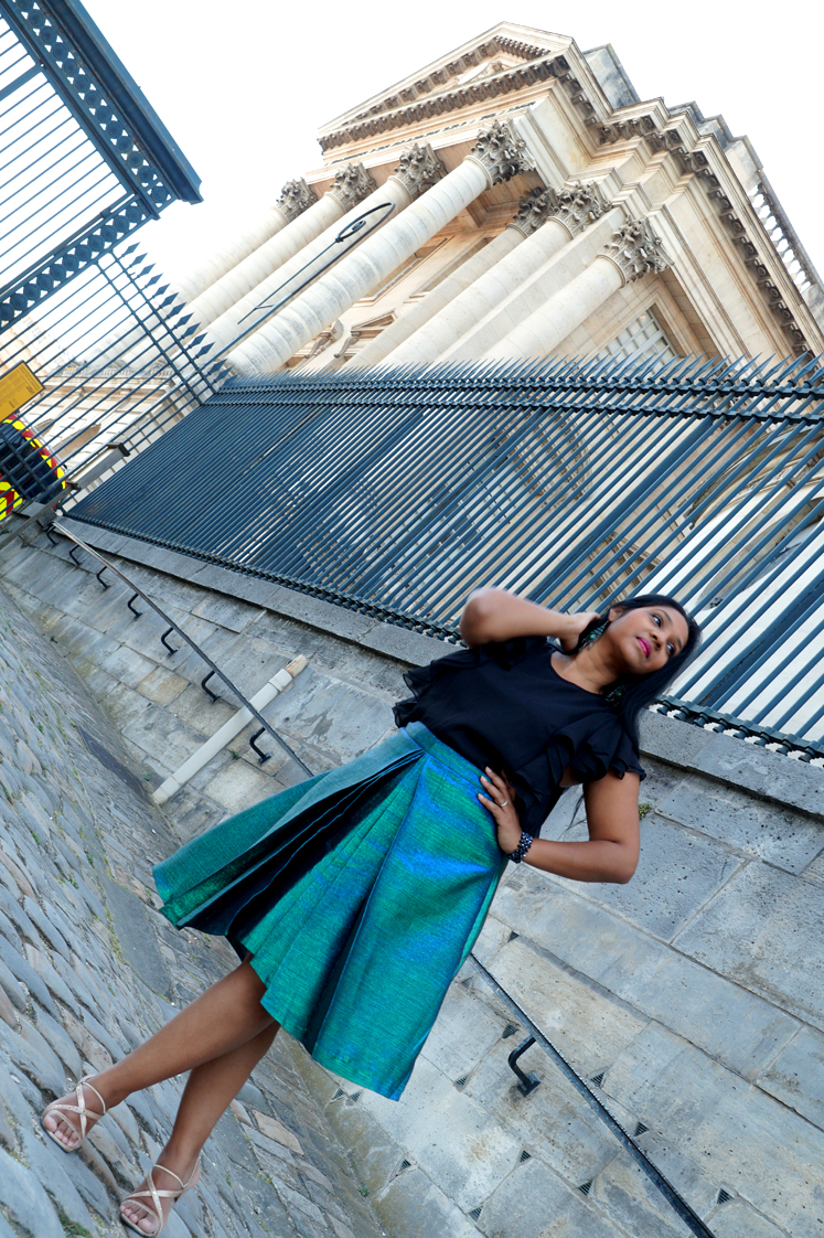 Hema_pose_ses_valises_versailles_look_blog_mode_sirene_holographique_origami_jupe