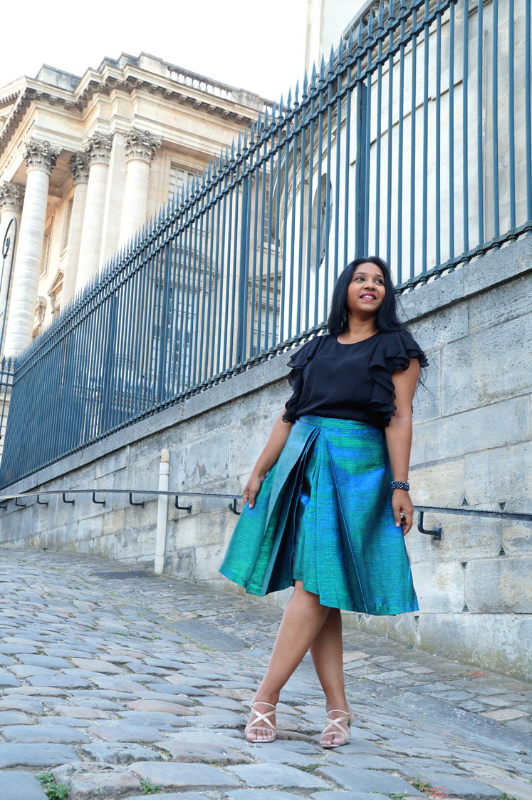 Hema_pose_ses_valises_versailles_look_blog_mode_sirene_holographique_soiree