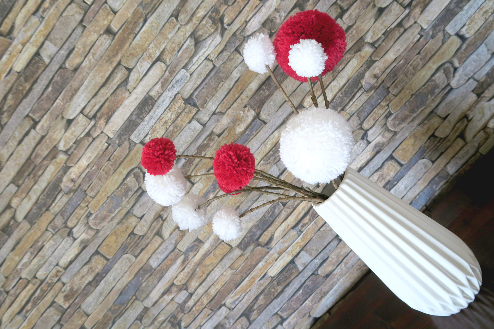 Hema_pose_ses_valises_bouquet_pompons_vase_origami_diy_doityourself